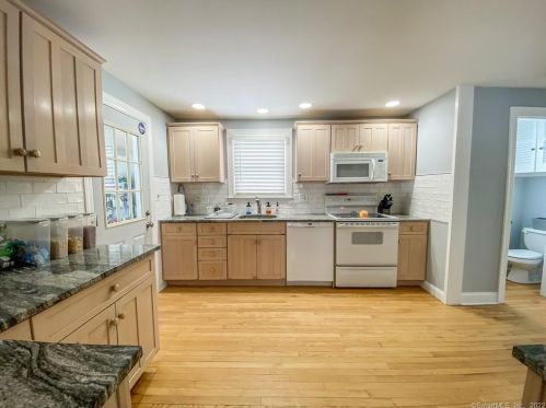 125 Hubbard St, Middlefield, CT 06455-1220