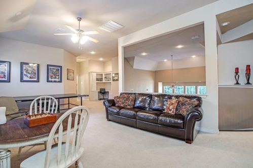 2561 Grn Oak Dr, Carrollton TX 75010-4221 exterior