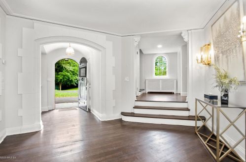 21 Calhoun Dr, Greenwich CT  06831-4406 exterior