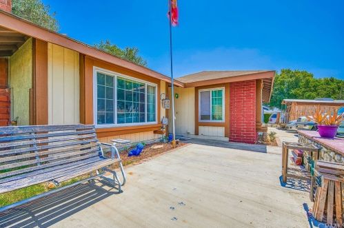 10045 Chula Vista Way, Riverside, CA 92503-7708