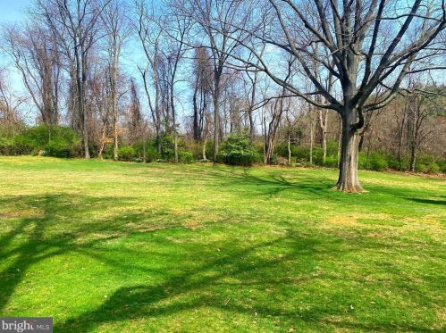 37 Woodland Dr, York, PA 17407-1230