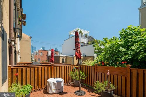 809 20 St, Philadelphia PA 19130-2025 exterior