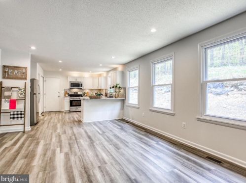 2324 Chestnut Hill Rd, Harpers Ferry WV  25425-5140 exterior