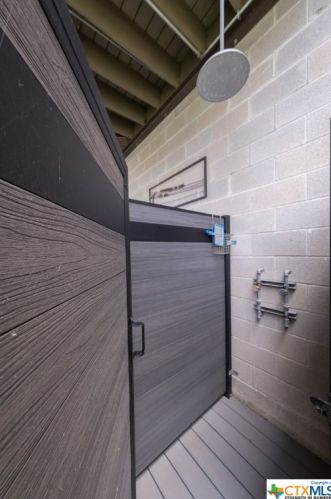 332 Mdw Lk Dr, Seguin TX 78155-9206 exterior