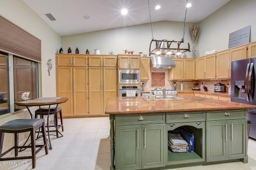 1267 Fitzgerald Rd, Simi Valley CA 93065-4480 exterior