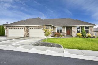 205 93rd Ave, Yakima, WA 98908-9517