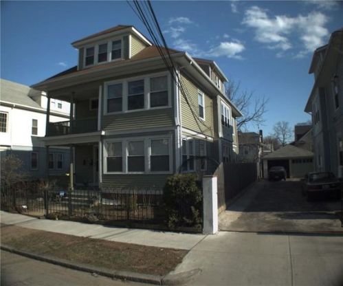 32 Gallatin St, Providence, RI 02907-1904