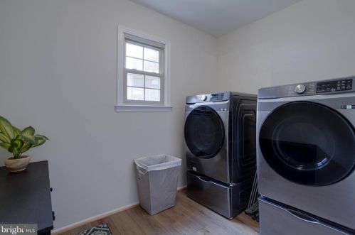 5707 Oak Leather Dr, Springfield VA  22015-2315 exterior