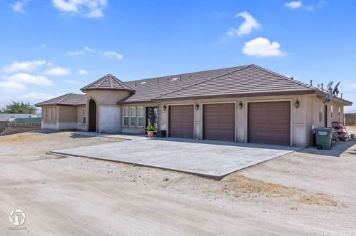 11719 Wildharber St, Taft, CA 93268-9619