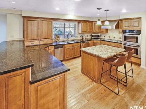 25 Snowstar Ln, Sandy UT 84092-4800 exterior