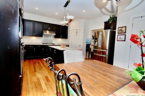 16 Fieldstone Ln, Southington CT  06489-3954 exterior