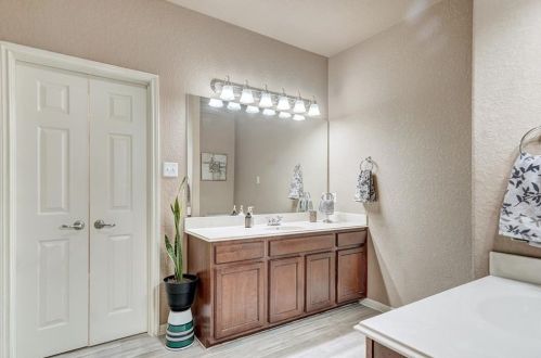 108 Ferrule Dr, Uhland TX 78640-8008 exterior