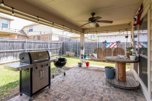 524 Crown Oaks Dr, Fort Worth TX  76131-4264 exterior