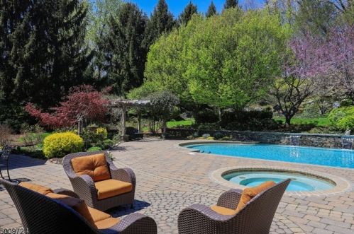 3 Canterbury Ct, Warren, NJ 07059-5152