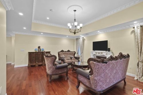 2417 Glenoaks Blvd, Glendale CA  91206-3027 exterior