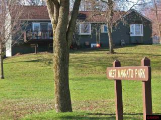 704 Belwood Dr, Mankato, MN 56001-1706