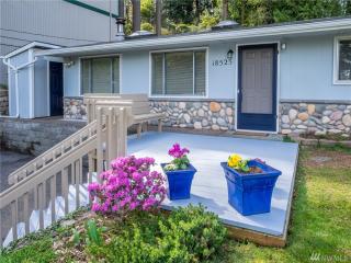18525 16 Ave, Seattle WA  98155-2302 exterior