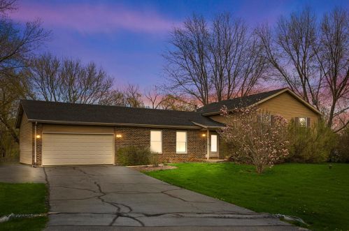 561 Kilkenny Ct, Gilberts, IL 60136-8902