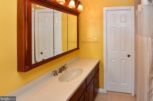 26 Apollo Dr, Trenton NJ  08620-1004 exterior