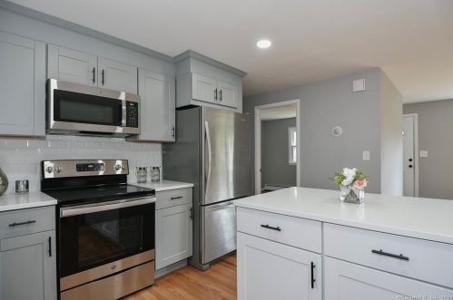 10 Cobblers Ct, Niantic CT  06357-1310 exterior