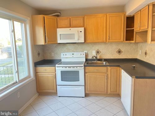 1372 Ironwood St, Woodbridge, VA 22191-3128