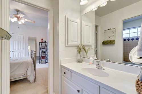 2540 Grn Oak Dr, Carrollton TX 75010-4221 exterior