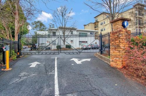 2250 Cheshire Bridge Rd, Atlanta GA  30324-4257 exterior