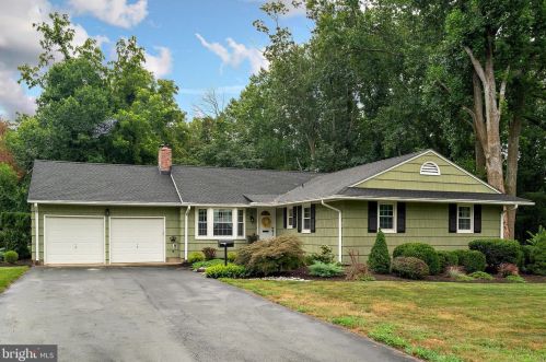 24 Farm Rd, Trenton, NJ 08638-1428