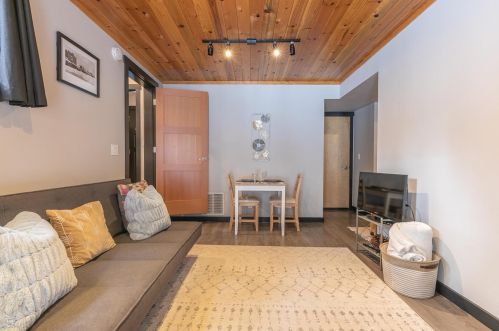 12555 Hillside Dr, Truckee CA  96161-6330 exterior