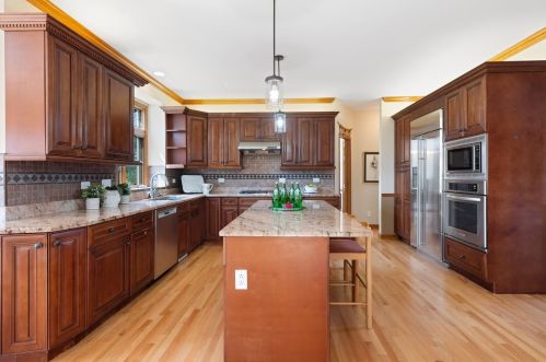 6870 Fieldstone Dr, Willowbrook IL  60527-6968 exterior