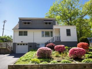202 Rafkind Rd, Bloomingdale, NJ 07403-1519