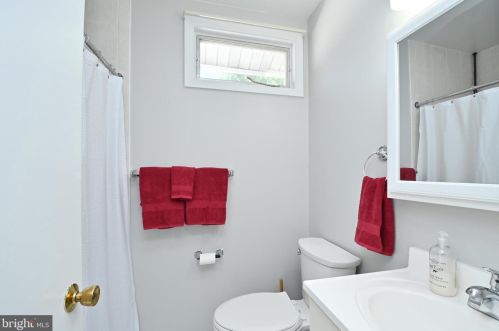 8513 Fairburn Dr, Springfield VA  22152-3225 exterior