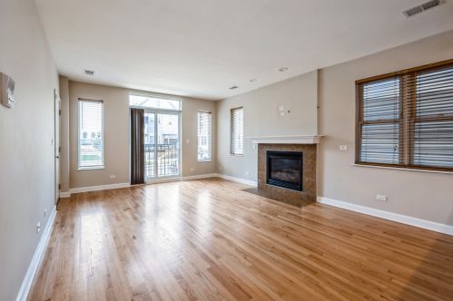 3933 Wells St, Chicago, IL 60609-2838