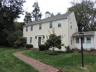 4 Laurel Ct, Kensington, NH 03833-2912