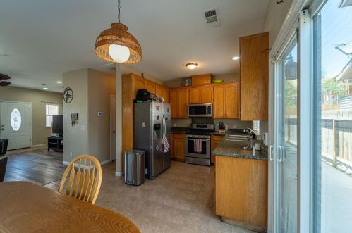 1061 Vermont Ave, Turlock CA  95380-5341 exterior