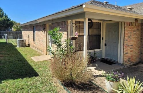 7402 Nantucket Dr, Fort Worth TX  76140-2068 exterior