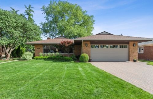 5426 Reba St, Morton Grove, IL 60053-3519