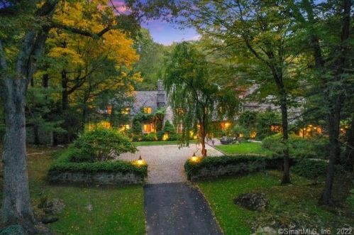 59 Sawmill Ln, Greenwich CT  06830-4027 exterior