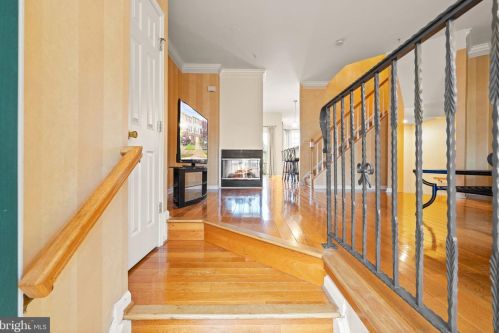 8105 Cerromar Way, Gainesville, VA 20155-2870