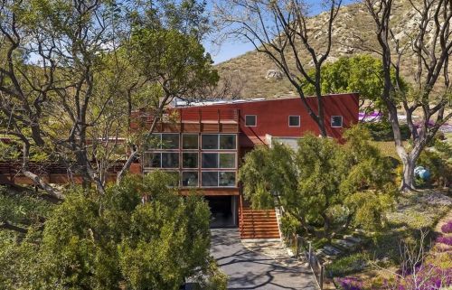 2025 Mt Vernon Ave, Riverside CA  92507-2528 exterior