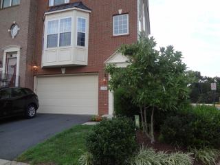 12000 Ashford Green Dr, Fairfax, VA 22030-6186
