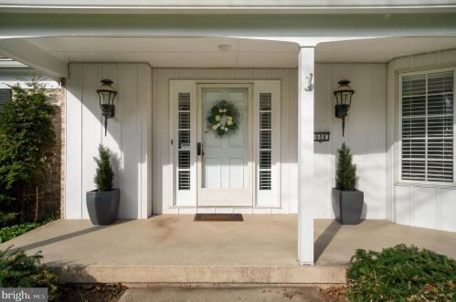 608 Sherwood Dr, Carlisle, PA 17013-3532