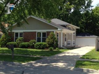 1022 Fulton Dr, Streamwood, IL 60107-2805