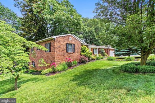 198 Strathcona Dr, York, PA 17403-3831