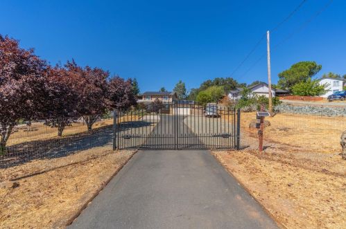 4370 Hartvickson Ln, Valley Springs, CA 95252-9542