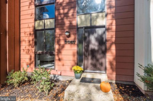 2337 Emerald Heights Ct, Herndon VA  20191-1749 exterior