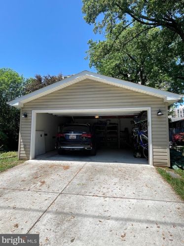 800 Easley St, Silver Spring MD 20910-4587 exterior