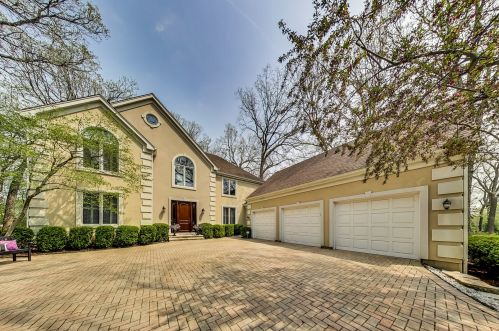 12 Mayfair Ln, Half Day, IL 60069-3223