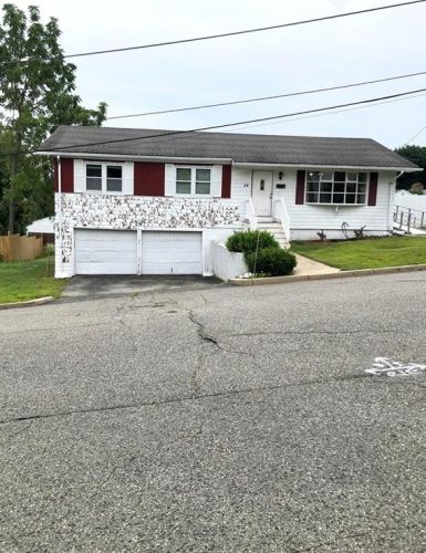 24 Lecia Dr, Providence, RI 02909-6021