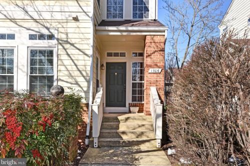 1306 Garden Wall Cir, Herndon, VA